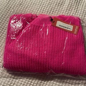 Thin crew neck sweater.